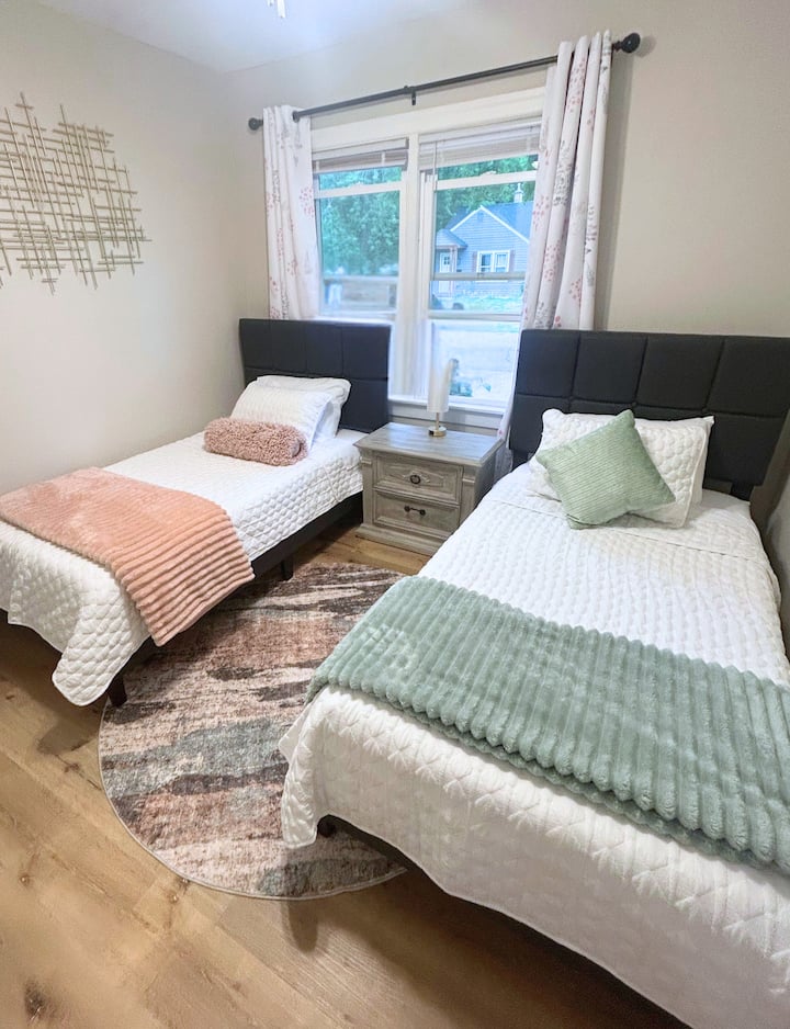 Camas de tamaño doble con colchones de espuma viscoelástica. 