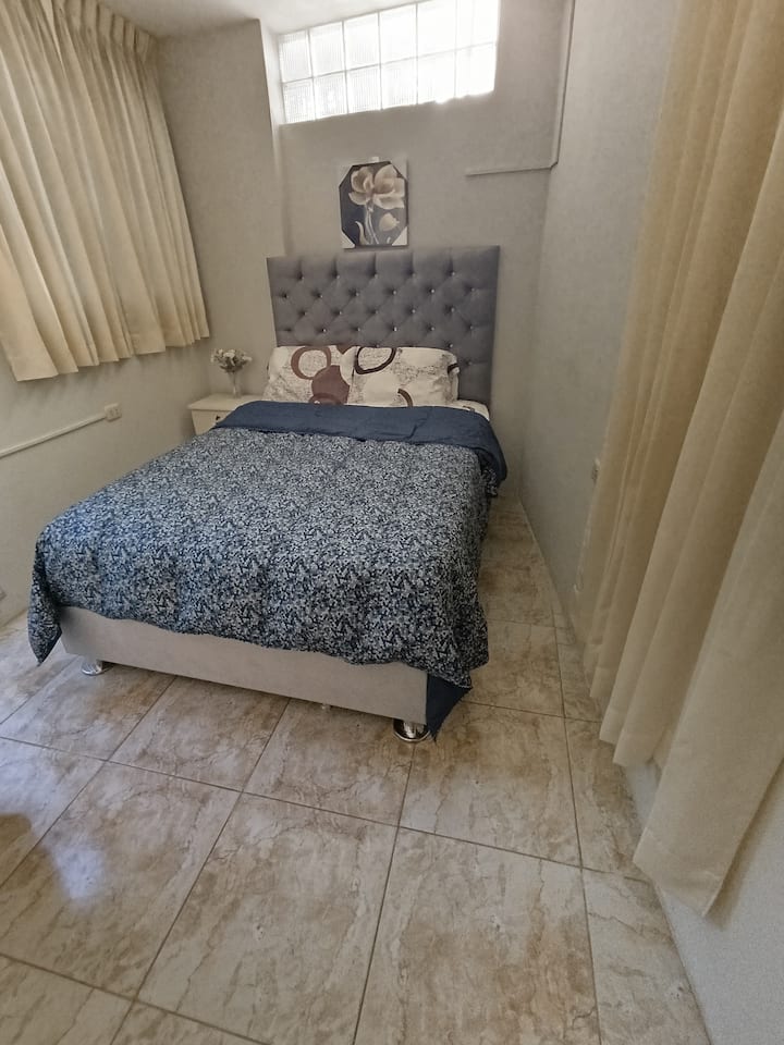 ნომერი 2 — მყუდრო და კერძო. ამ ნომერში არის კომფორტული საწოლი 2 ადამიანისთვის, ასევე, თბილი და თანამედროვე დეკორი, რომელიც იდეალურია დასვენებისთვის. 