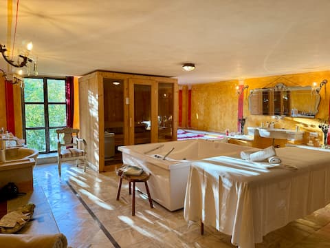 Luxurious Pavilion with Jacuzzi and Pool