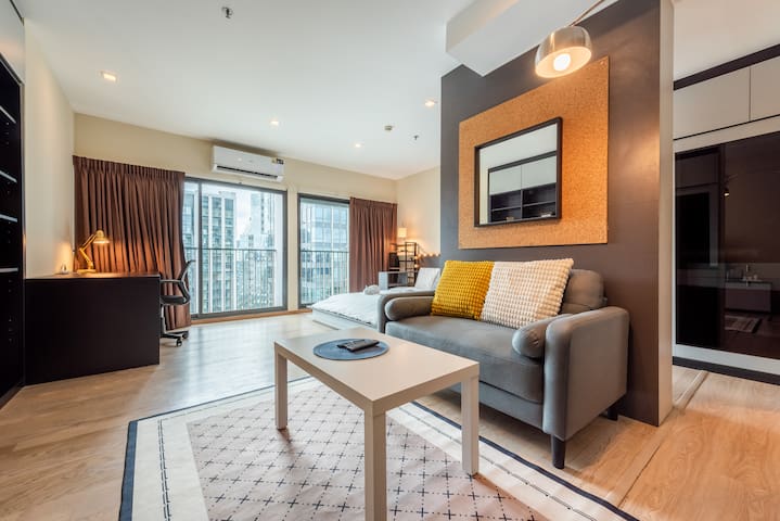 Bangkok Bliss | Work-Ready 1BD | Fiber | BTS 2 Min