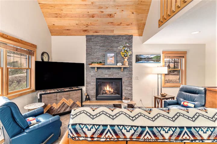Modern Mountain Cabin W/ Deck, Grill, Fireplace! - Estes Park, CO