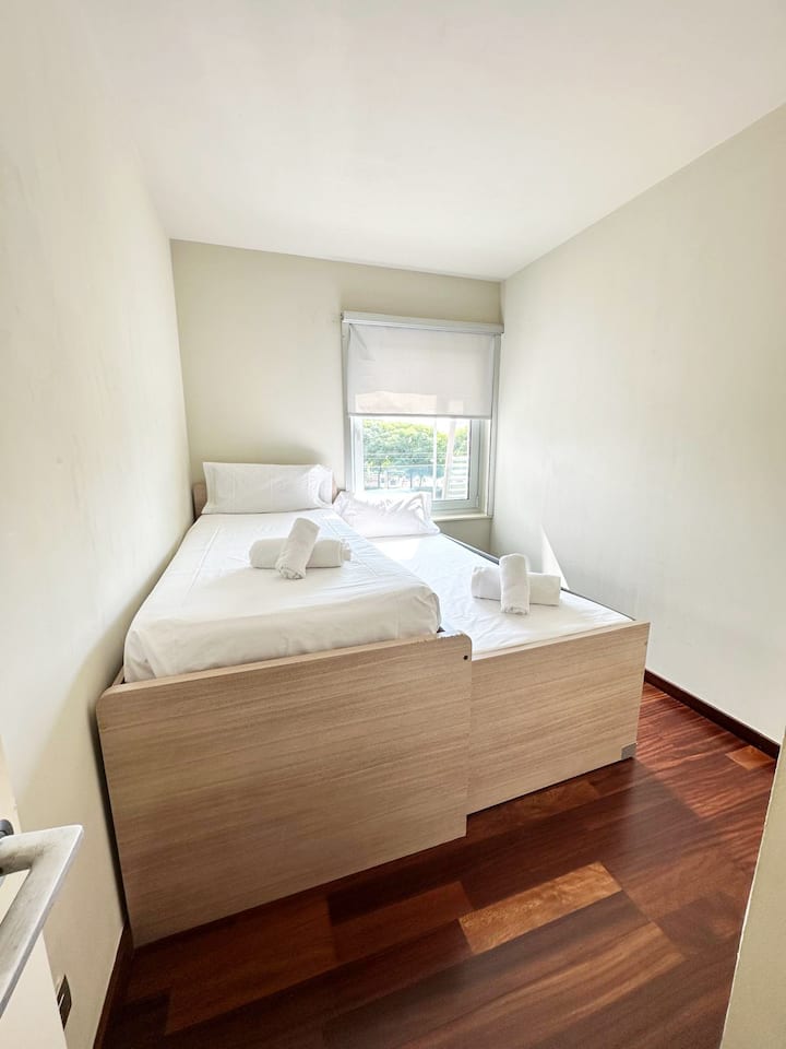 Спална соба со кревет на расклопување (90x200 кревети)