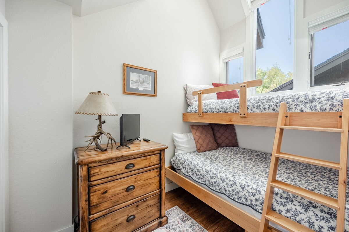 מיטת יחיד על מיטה זוגית מלאה ל-3