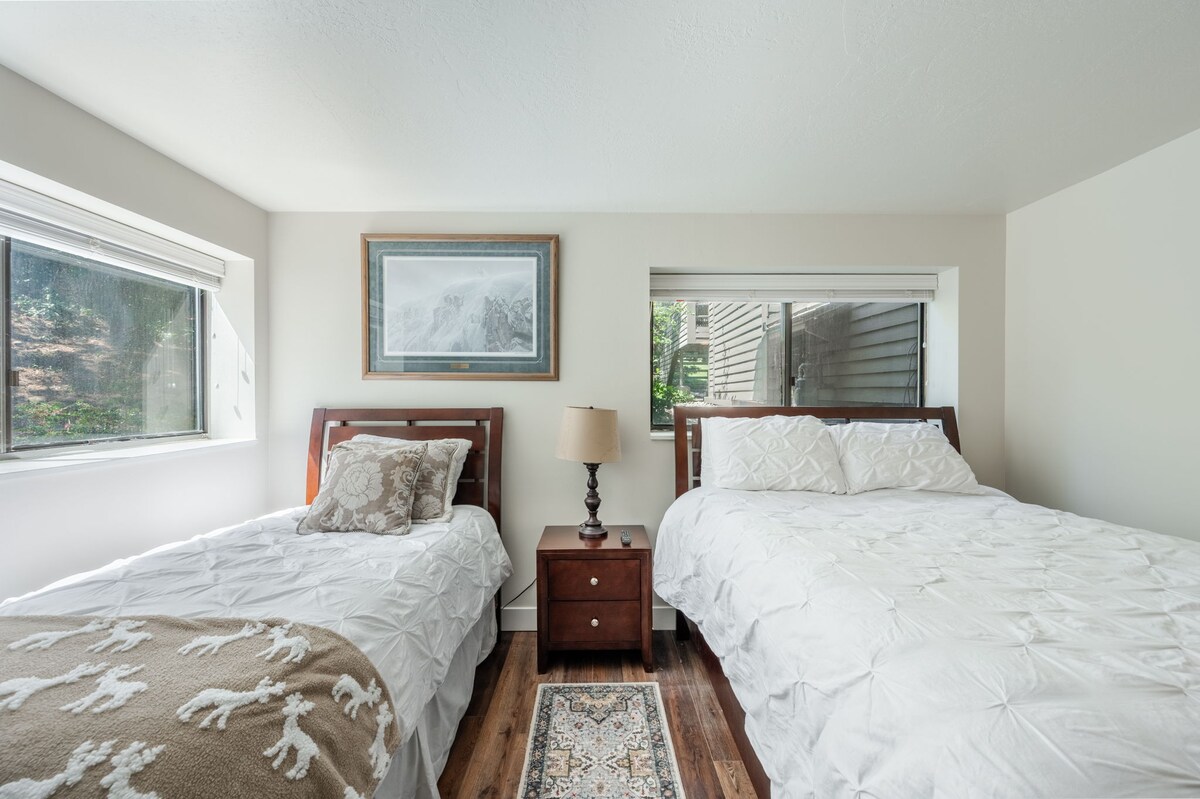 מיטת קווין סייז ושתי מיטות יחיד לשלושה אנשים