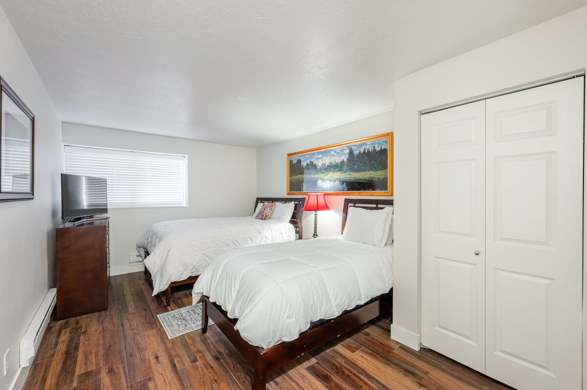 מיטות קווין סייז וזוגיות עם טלוויזיה לשלושה