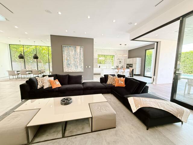 Spacious 5BR Home w/ Infinity Pool & Rooftop gallery image 5