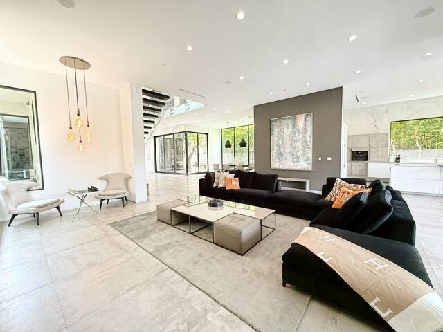 Spacious 5BR Home w/ Infinity Pool & Rooftop gallery image 4