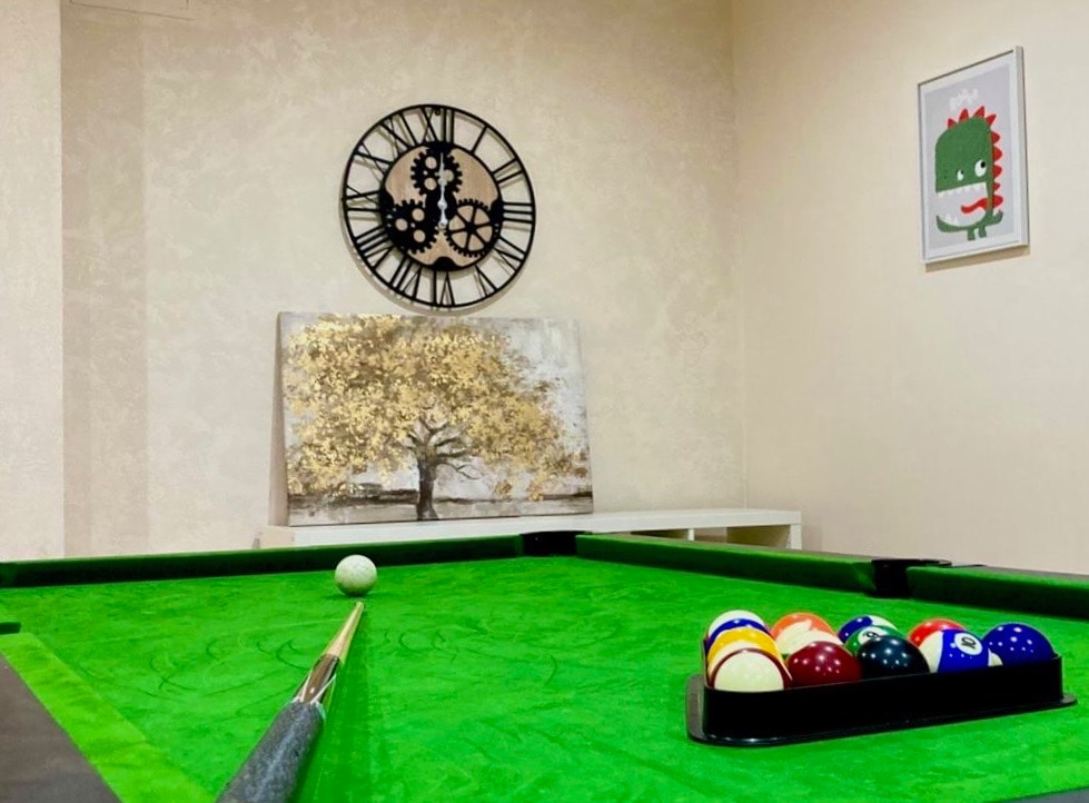 Mesa de billar en el salón de la planta baja