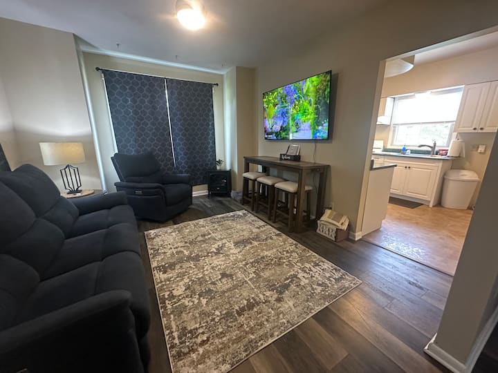 Royal Garden Cottage: 2 Bedrooms, Quiet Retreat - Midland, PA