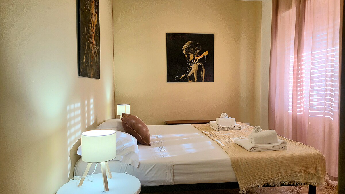 Hoofdslaapkamer 4 met toegang tot een terras met een woonkamer