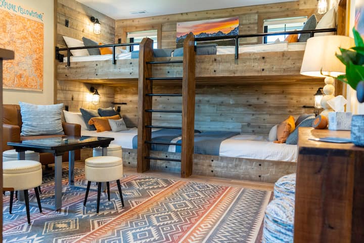 ¡Nuestra segunda e impresionante habitación con literas adorna 4 camas tamaño queen! 