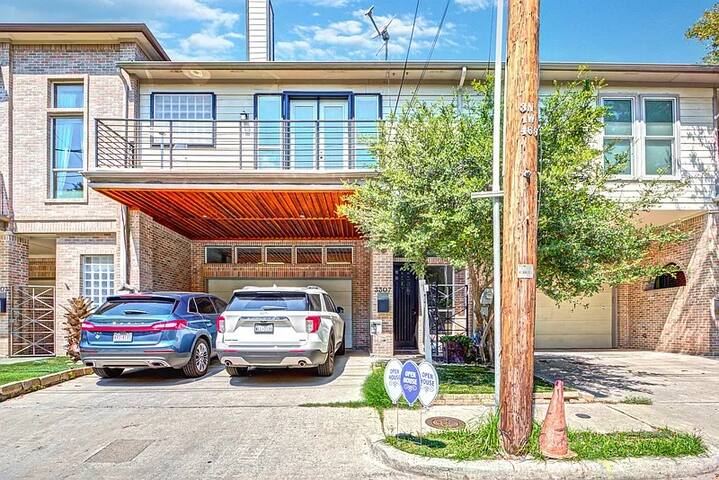 Luxury Oak Lawn Home | Game Room, Parking, Balcony gallery image 3