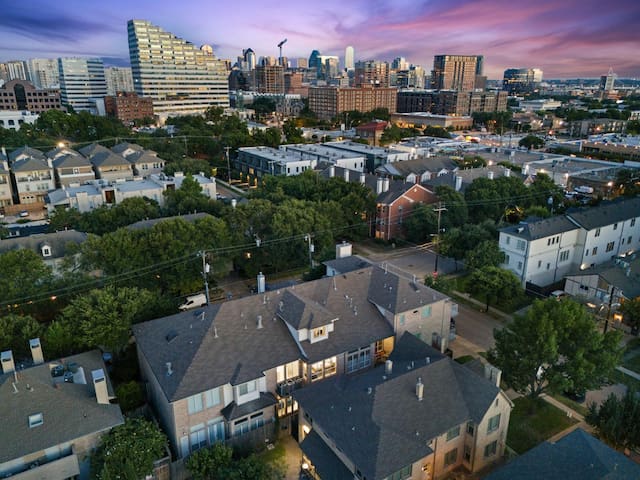 Luxury Oak Lawn Home | Game Room, Parking, Balcony gallery image 2