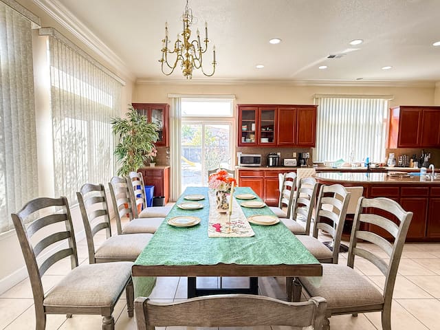 Private Karaoke • 7BR • Upscale Community gallery image 4