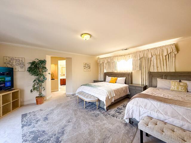 Private Karaoke • 7BR • Upscale Community gallery image 5