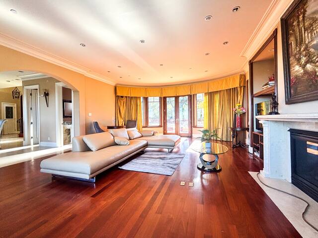 Elegant Villa • Pool • Karaoke • Grill • Stanford gallery image 5