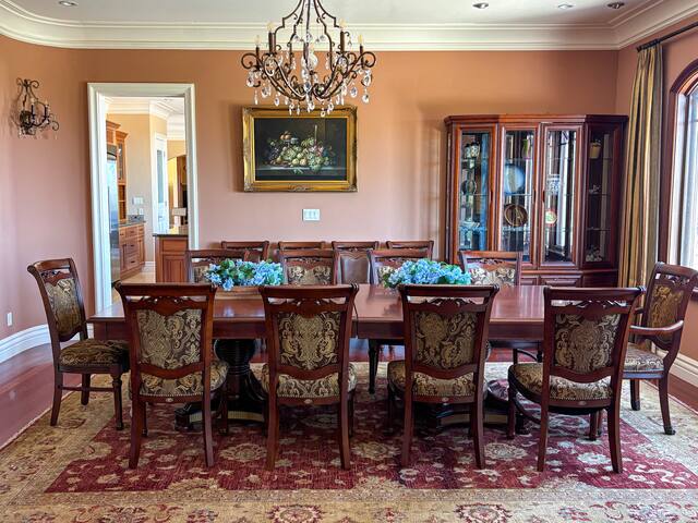 Elegant Villa • Pool • Karaoke • Grill • Stanford gallery image 3