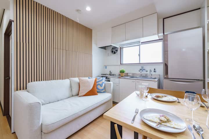 Ka një divan 3 vendësh që të mund të relaksohesh.