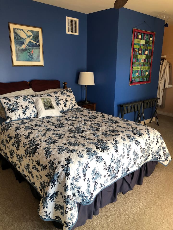 سرير بحجم كوين. حوامل سرير مع منافذ يو إس بي ومصابيح طاولة بجانب السرير.
