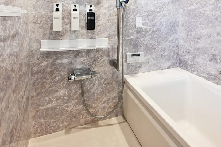 famille(ファミーユ)側のお部屋には白基調のバスフロア。シャンプー・リンス・ボディソープ・フェイスタオル・バスタオル・ボディタオル・洗顔料・クレンジング・オールインワンクリーム・歯ブラシ・子供用歯ブラシをご用意しています。