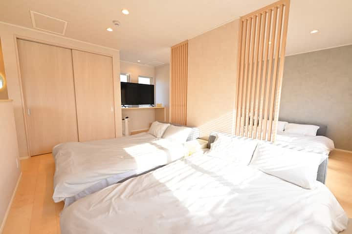 家族（ファミーユ ）側のお部屋ではダブルベッド ４台完備