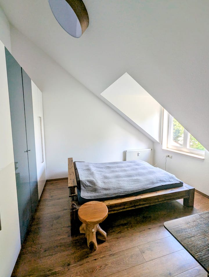 سرير خشبي 180 × 200 مع خزانة ملابس كبيرة