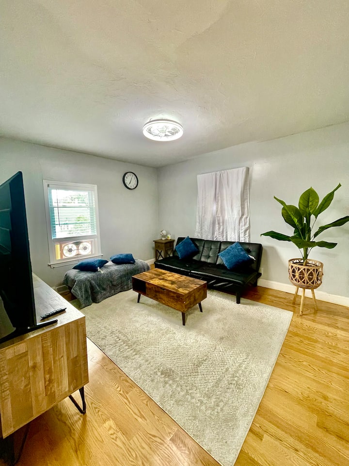 Cozy 3-bed In 2-bedroom Apartment Near Quincyadams - Quincy, MA