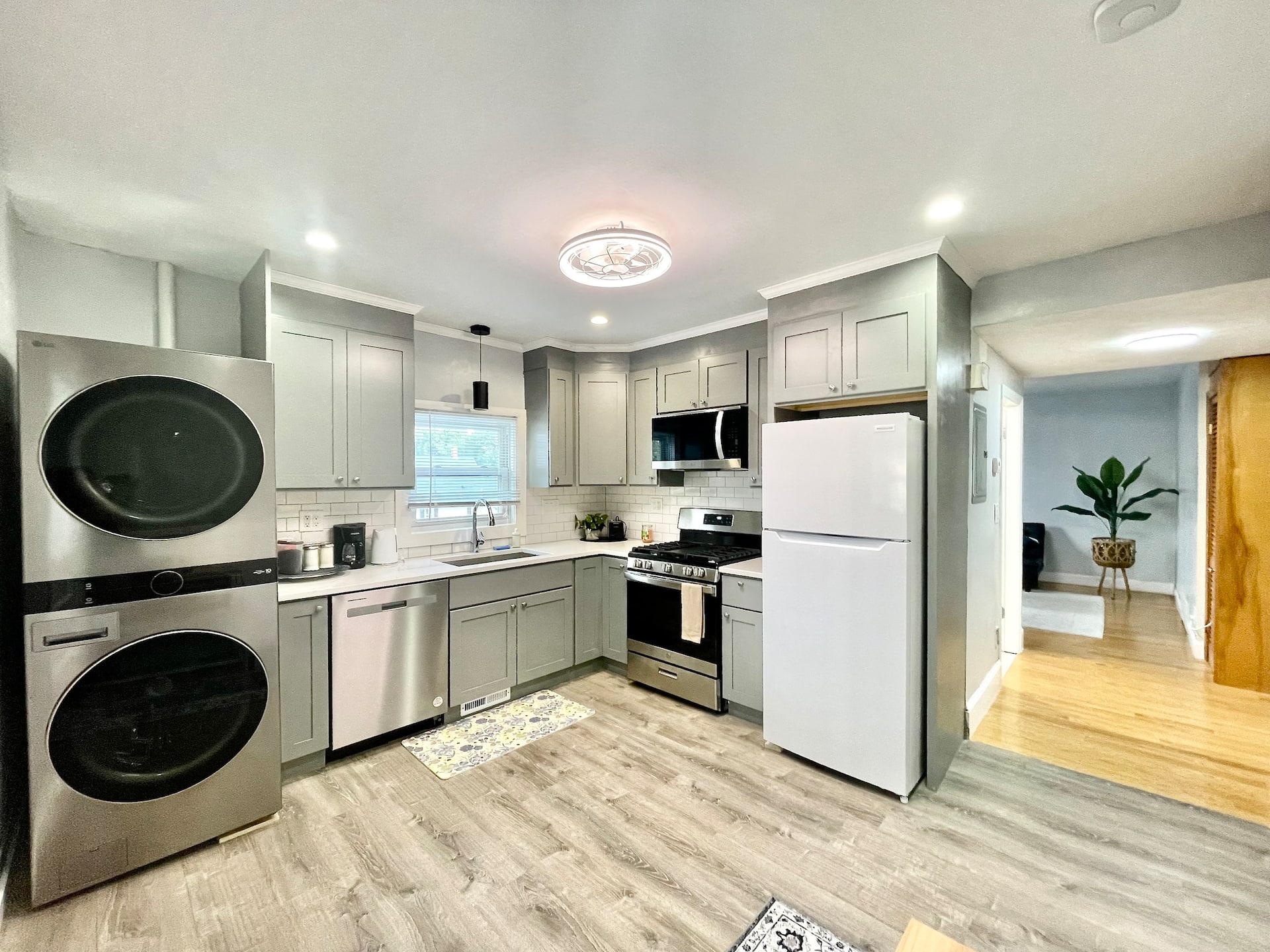 Cozy 3-Beds in 2-Bedrooms Apartment Near Quincy Adams