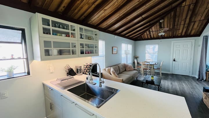 Charming Updated Sofi Cottage Among Oaks - Austin, TX