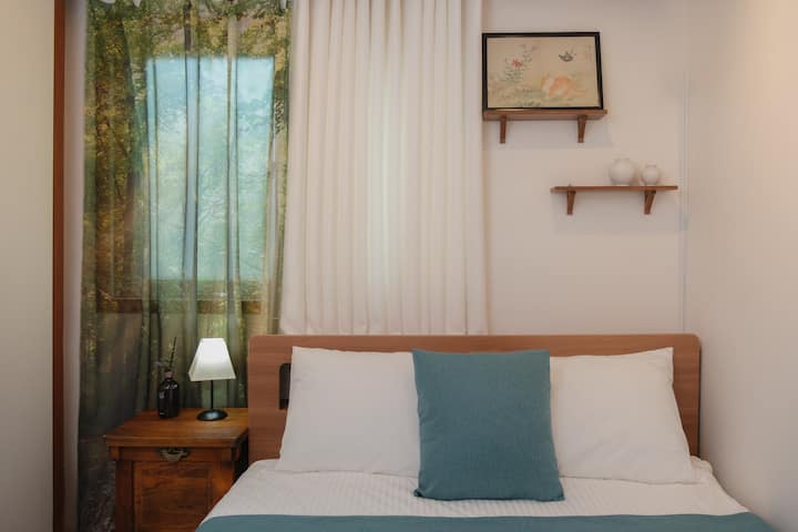 녹연 (綠然) Chumba cha Green Haze

“푸른 안개처럼 스며드는 빛 속에서 고요히 머무는 공간”

Chumba ambapo mwanga laini wa kijani huchuja kama umande wa asubuhi. Ikizungukwa na utulivu na pumzi tulivu ya mazingira ya asili, hutoa sehemu ya kupumzika, kupumua, na kuungana tena na utulivu.
