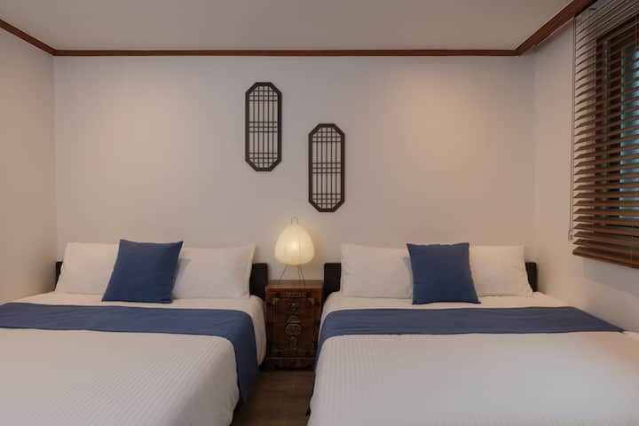 Cheongran (Chumba cha Blue Orchid)

"Sehemu tulivu na nadhifu kama orchid moja, ya kifahari na yenye starehe kama kupumua"

Chumba hiki ni maridadi na maridadi, kama vile maua ya orchid ya bluu, kinatoa mapumziko tulivu.  Safisha hisia zako tano kwa kuhisi mwanga tulivu unaotiririka kama wimbi kupitia mlango.