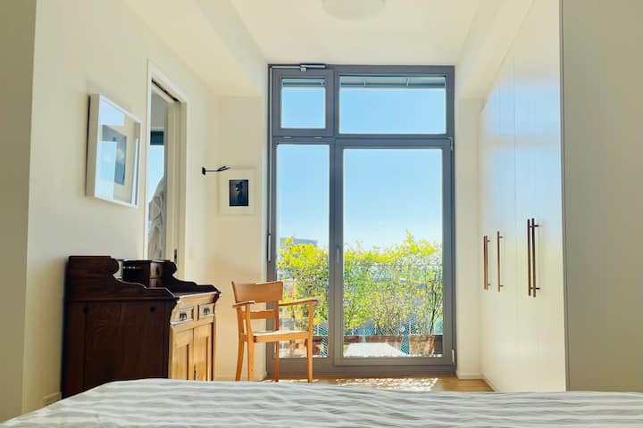 Svetlá spálňa s množstvom denného svetla. Prístup do vlastnej kúpeľne. Kvalitné vstavané šatníky, štýlový drevený nábytok a pokojné útočisko s výhľadom na vidiek – ideálne na vypnutie, snívanie a oddych.
