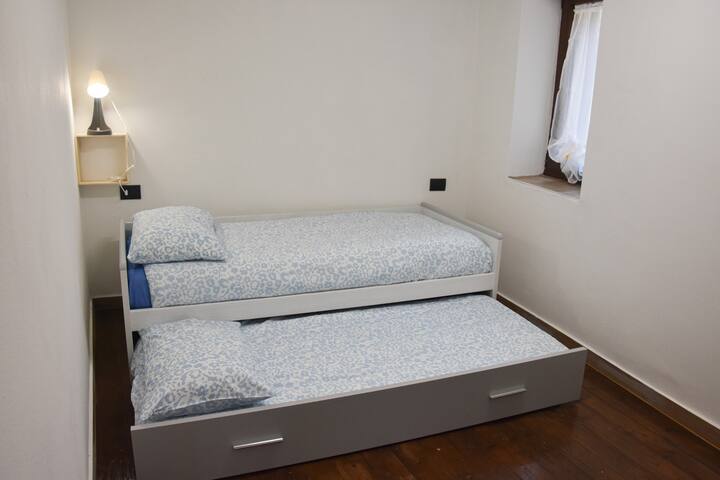 Prima camera da letto al primo piano, con bagno adiacente. 
2 letti singoli con ampio armadio e aria condizionata.