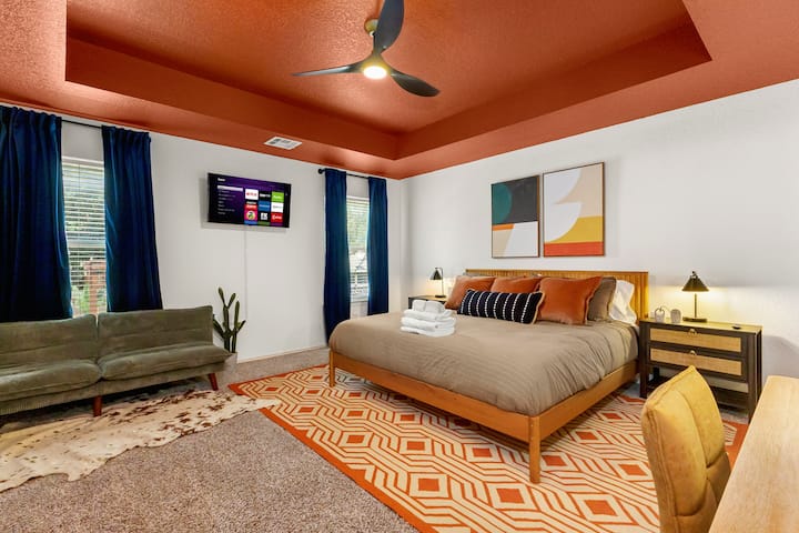 ️ Prostrani glavni apartman s velikim bračnim krevetom, privatnom kupaonicom i futonom za dodatne goste – udobnost za cijelu obitelj.