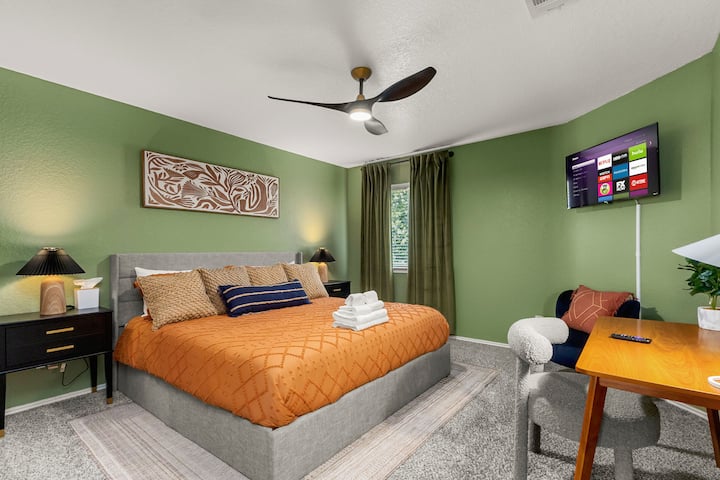 ️ ️ Prostrana spavaća soba s bračnim krevetom, radnim stolom, pametnim televizorom, stanicom za punjenje i podiznim krevetom koji se može spustiti i podići za dodatni prostor za odlaganje stvari — savršeno za rad, opuštanje ili oboje!