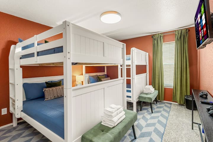  Zabava za sve uzraste! Dva kreveta na kat, Smart TV i retro igraća konzola čine ovu sobu savršenom za djecu ili tinejdžere.