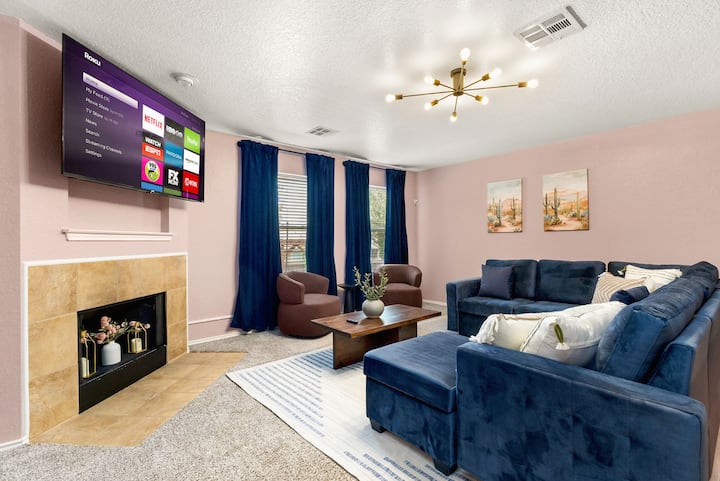  Uživajte u filmovima na 65-inčnom pametnom televizoru okruženi udobnim sjedećim garniturom za cijelu ekipu.