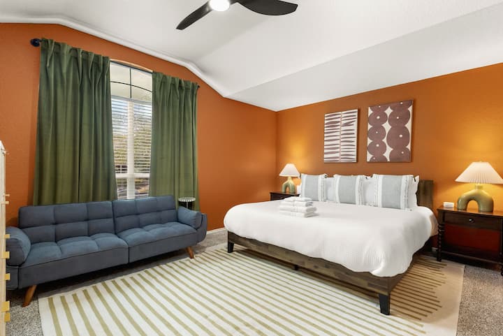 ️ Prostrana spavaća soba s bračnim krevetom i futonom, pametnim televizorom, stanicom za punjenje i komodom – savršena za opuštanje ili odmor nakon dana provedenog u zabavi.