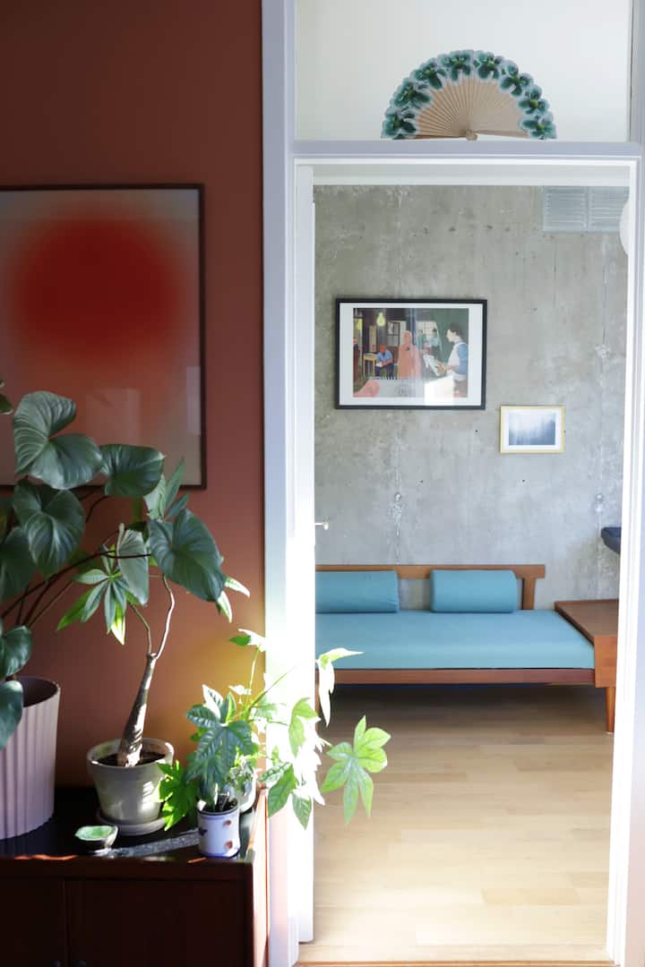 Დამატებითი საძინებელი 1 ადამიანისთვის განკუთვნილი ადგილით. Ამას გარდა, შეგიძლიათ გამოიყენოთ სახლის საოფისე სივრცე ნაკლები სტუმრისთვის. 