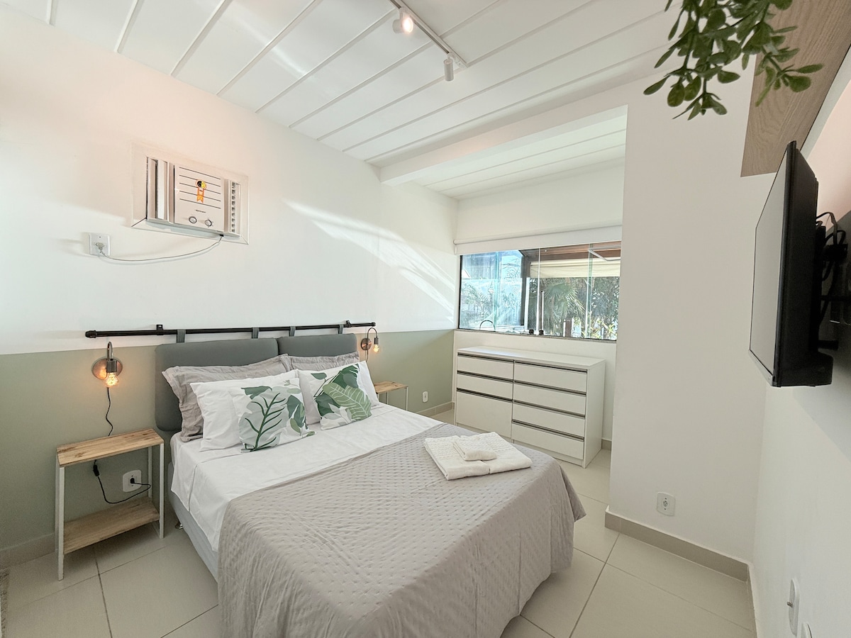 • Спалня със самостоятелна баня и изглед към океана.
• Удобно легло, климатик и светъл интериор.
• 32-инчов смарт телевизор, голям скрин и прозорец с много естествена светлина.
• Идеално за отдих в комфорт и уединение.