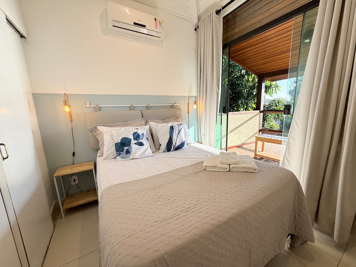 • Очарователен апартамент с уютно легло и климатик.
• Директен достъп до балкона с изглед към морето.
• Естествено осветление и приятен климат.
• Идеално за наслада на спокойни моменти в комфорт.

