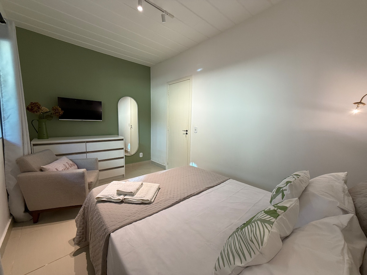 • Пълна спалня с 32-инчов смарт телевизор, скрин и огледало в цял ръст.
• Удобен фотьойл за четене и почивка.
• Климатизиран и идеален за спокойни моменти.
• Комфорт и практичност във всеки детайл.