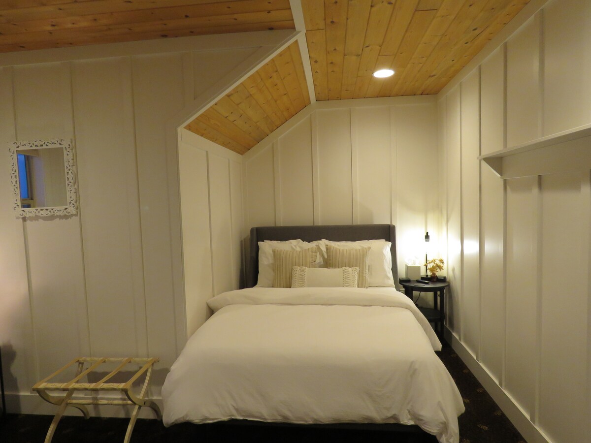 Გაათანაბრეთ ორი საძინებელი კომფორტული ორადგილიანი საწოლით, ტუმბოსა და სამკითხველო ლამპით, ორადგილიანი გამოსაწევი ტახტი ტუმბოებით და საკითხავი ლამპით, ტყუპი თეთრეულით, კარადა საკმარისი საკიდებით, თაროების სათავსოთი და ტელევიზორით. 