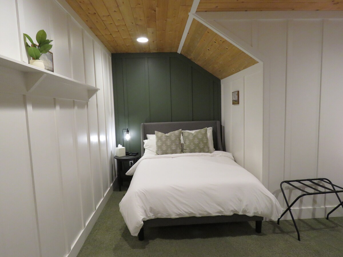 Შეარჩიეთ ორი საძინებელი კომფორტული ორადგილიანი საწოლით, ტუმბოსა და სამკითხველო ლამპით, ორადგილიანი გამოსაწევი ტახტი ტუმბოებით და საკითხავი ლამპით, ტყუპი თეთრეულით, კარადა საკმარისი საკიდებითა და კომოდით, ტელევიზორი. 