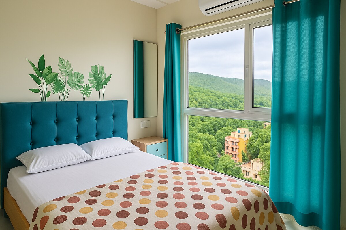 استيقظ على إطلالة جبلية خضراء مورقة من خلال نافذة كاملة الحجم، ملاذك الخلاب الخاص في المدينة!