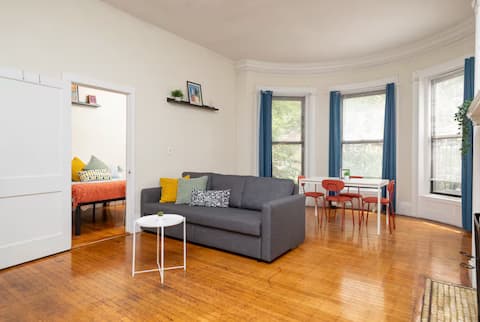 Popular Airbnb listing: Walk to T! Less than 2 mins! 1BR/1BA Location! in Fenway/Longwood
