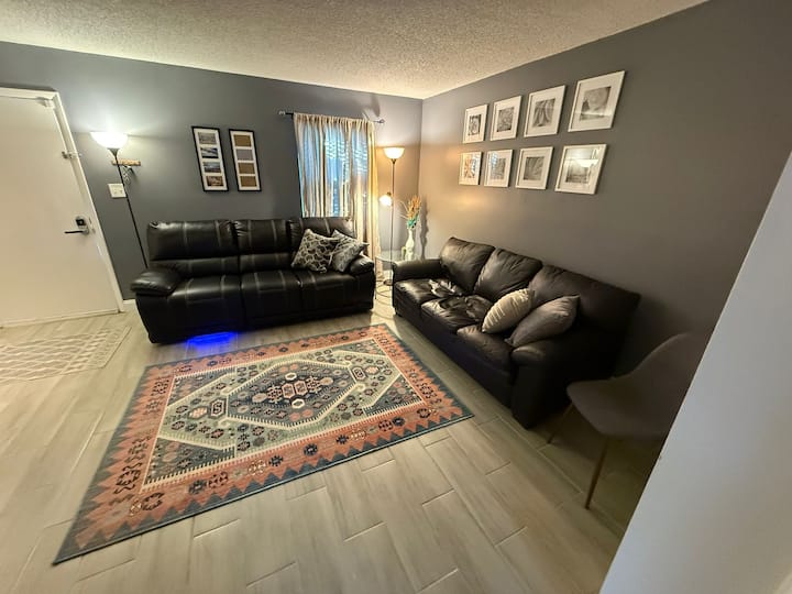 Stylish Townhome In Greensboro | 2 Suites - Greensboro, NC