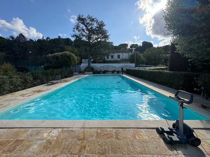 Small cottage with large private pool
