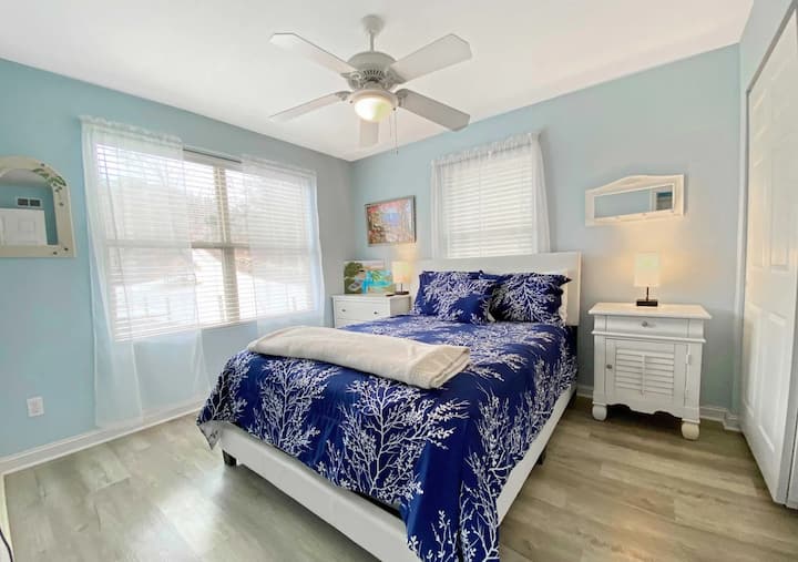 Საძინებელი 2 (ზედა სართული) 
Საწოლი 152 × 203 სმ