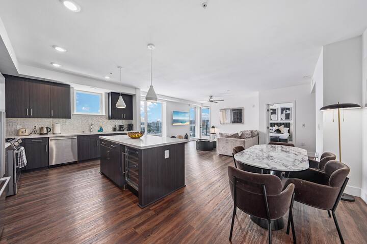 Sea Breeze Escape • 3BR Coastal Gem w/ 2 Balconies gallery image 2